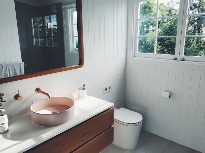 Évier en céramique avec robinetterie inox récemment installée
